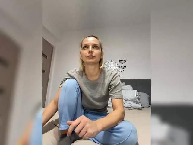 Discover our girls online shows and discover the company of countless livestreamers, with stunning shapes, sex toys and more.