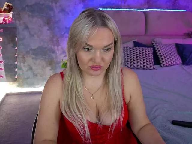 Discover our girls online shows and discover the company of countless livestreamers, with stunning shapes, sex toys and more.