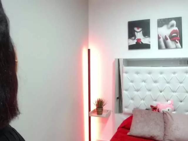 Discover our girls online shows and discover the company of countless livestreamers, with stunning shapes, sex toys and more.