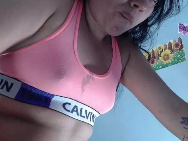 Discover our girls online shows and discover the company of countless livestreamers, with stunning shapes, sex toys and more.