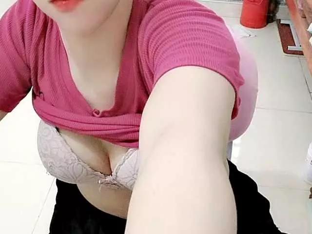 Discover our girls online shows and discover the company of countless livestreamers, with stunning shapes, sex toys and more.