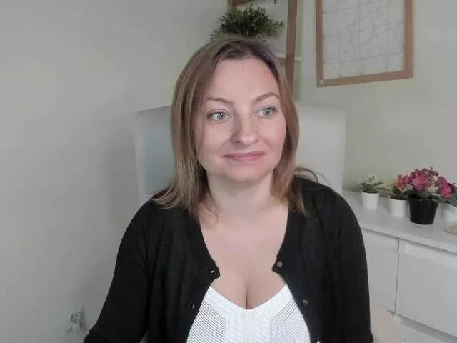 Discover our girls online shows and discover the company of countless livestreamers, with stunning shapes, sex toys and more.