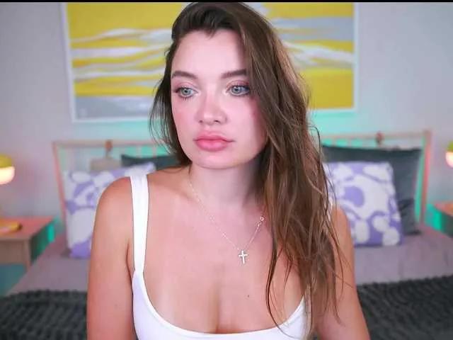 Discover our girls online shows and discover the company of countless livestreamers, with stunning shapes, sex toys and more.