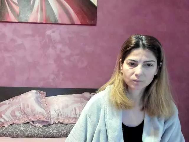 Discover our girls online shows and discover the company of countless livestreamers, with stunning shapes, sex toys and more.