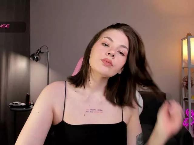 Discover our girls online shows and discover the company of countless livestreamers, with stunning shapes, sex toys and more.
