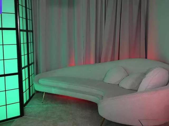 Discover our girls online shows and discover the company of countless livestreamers, with stunning shapes, sex toys and more.