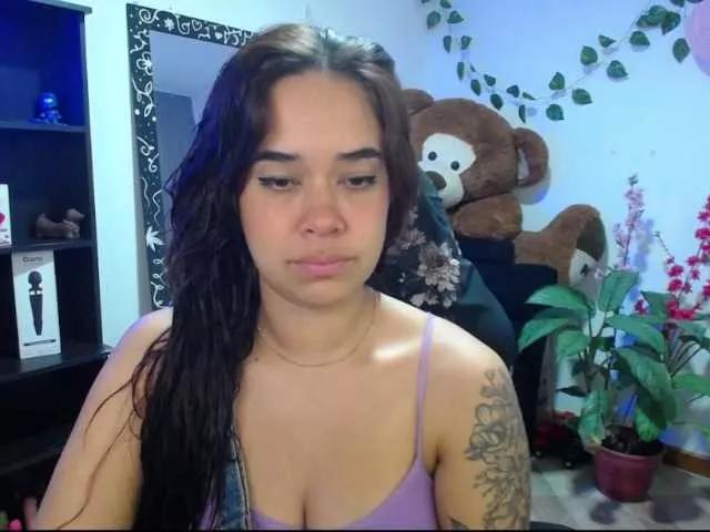 Discover our girls online shows and discover the company of countless livestreamers, with stunning shapes, sex toys and more.