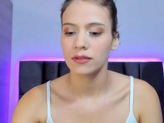 Discover our girls online shows and discover the company of countless livestreamers, with stunning shapes, sex toys and more.