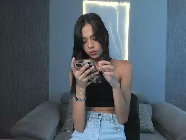 Discover our girls online shows and discover the company of countless livestreamers, with stunning shapes, sex toys and more.