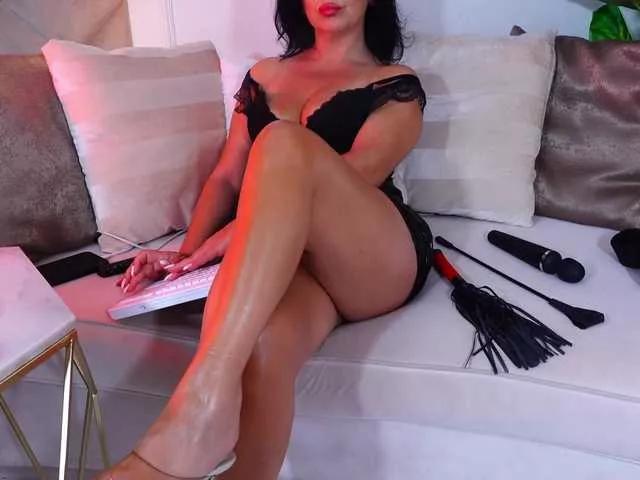 Discover our girls online shows and discover the company of countless livestreamers, with stunning shapes, sex toys and more.