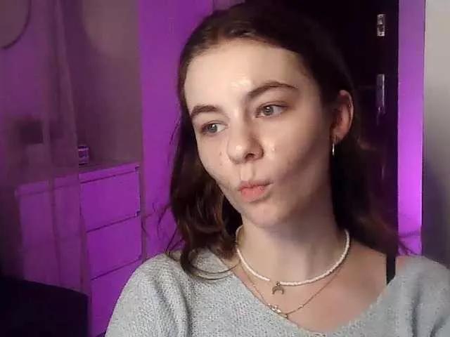 Discover our girls online shows and discover the company of countless livestreamers, with stunning shapes, sex toys and more.