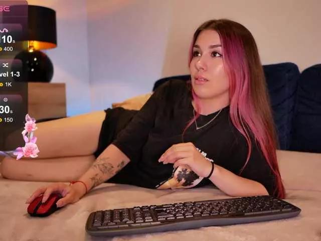 Discover our girls online shows and discover the company of countless livestreamers, with stunning shapes, sex toys and more.