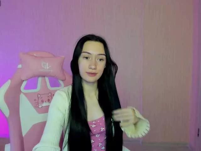 Discover our girls online shows and discover the company of countless livestreamers, with stunning shapes, sex toys and more.