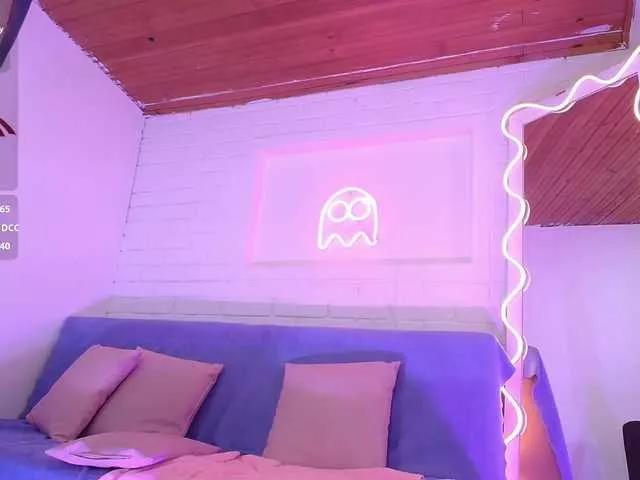 Discover our girls online shows and discover the company of countless livestreamers, with stunning shapes, sex toys and more.