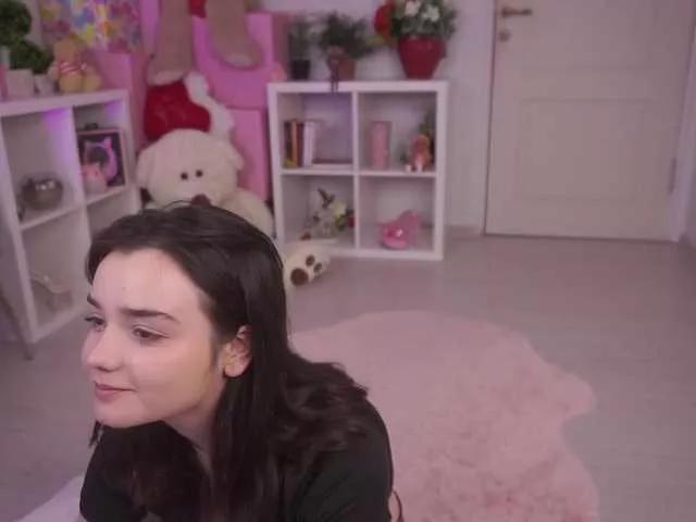 Discover our girls online shows and discover the company of countless livestreamers, with stunning shapes, sex toys and more.