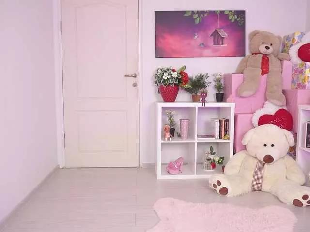 Discover our girls online shows and discover the company of countless livestreamers, with stunning shapes, sex toys and more.