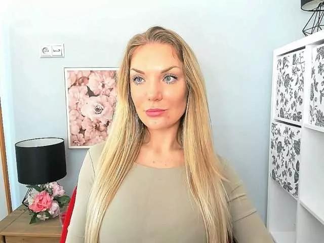 Discover our girls online shows and discover the company of countless livestreamers, with stunning shapes, sex toys and more.