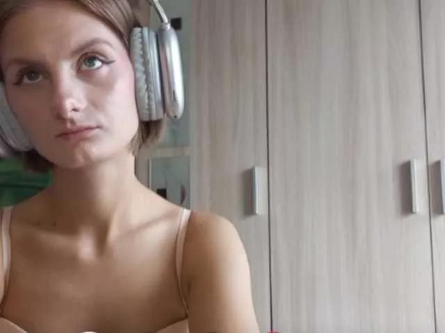 Discover our girls online shows and discover the company of countless livestreamers, with stunning shapes, sex toys and more.