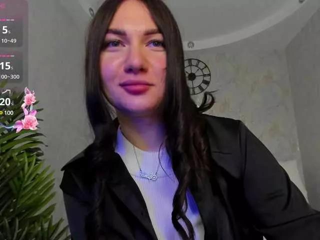 Discover our girls online shows and discover the company of countless livestreamers, with stunning shapes, sex toys and more.