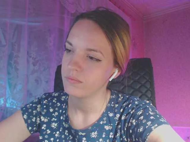 Discover our girls online shows and discover the company of countless livestreamers, with stunning shapes, sex toys and more.