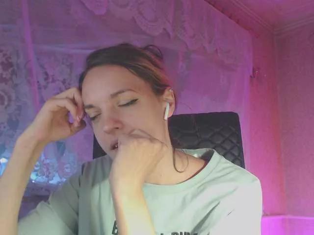Discover our girls online shows and discover the company of countless livestreamers, with stunning shapes, sex toys and more.