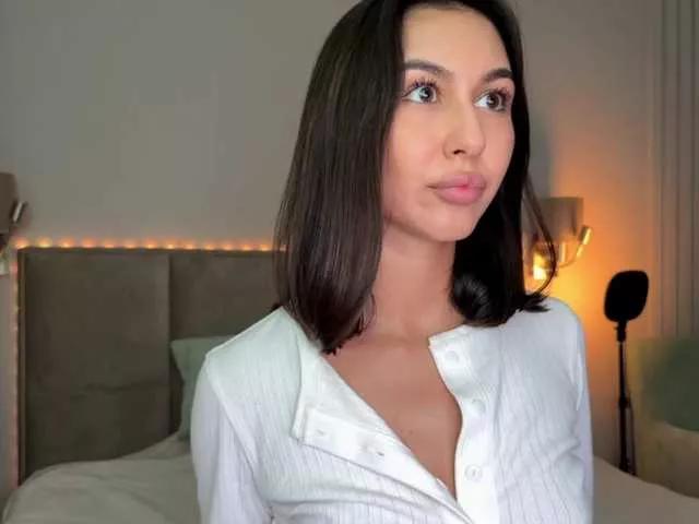 Discover our girls online shows and discover the company of countless livestreamers, with stunning shapes, sex toys and more.