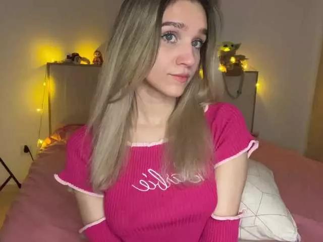 Discover our girls online shows and discover the company of countless livestreamers, with stunning shapes, sex toys and more.