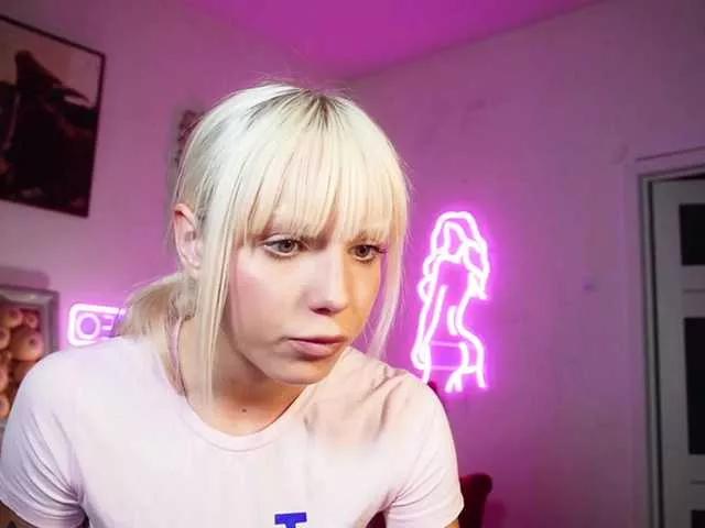Discover our girls online shows and discover the company of countless livestreamers, with stunning shapes, sex toys and more.
