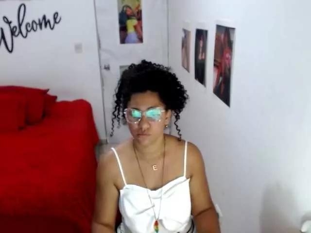 Discover our girls online shows and discover the company of countless livestreamers, with stunning shapes, sex toys and more.
