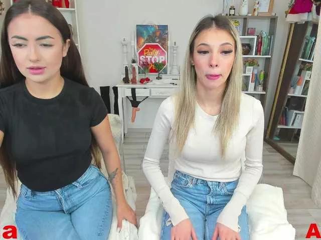 Discover our girls online shows and discover the company of countless livestreamers, with stunning shapes, sex toys and more.