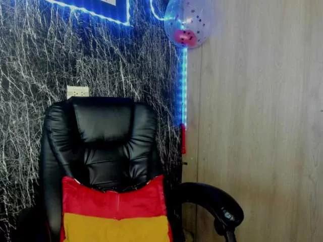 Discover our girls online shows and discover the company of countless livestreamers, with stunning shapes, sex toys and more.