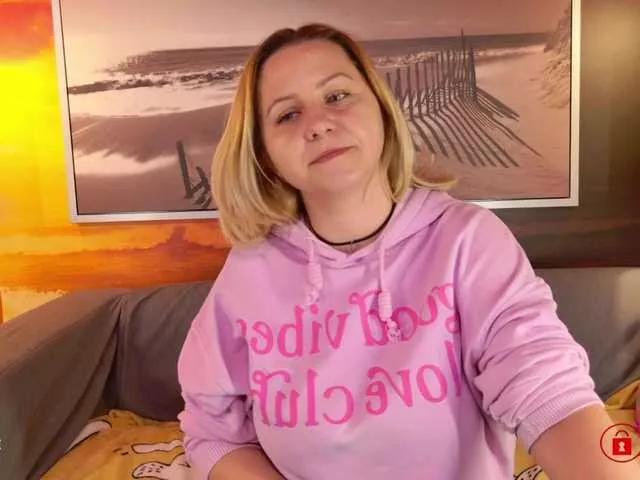 Discover our girls online shows and discover the company of countless livestreamers, with stunning shapes, sex toys and more.