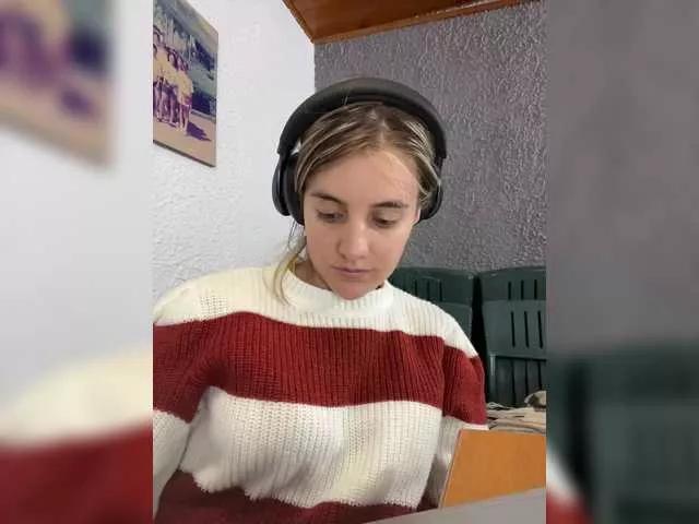 Discover our girls online shows and discover the company of countless livestreamers, with stunning shapes, sex toys and more.