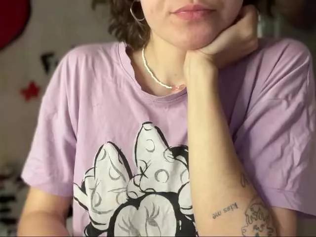 Discover our girls online shows and discover the company of countless livestreamers, with stunning shapes, sex toys and more.