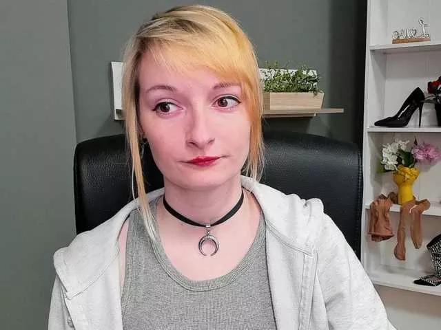 Discover our girls online shows and discover the company of countless livestreamers, with stunning shapes, sex toys and more.