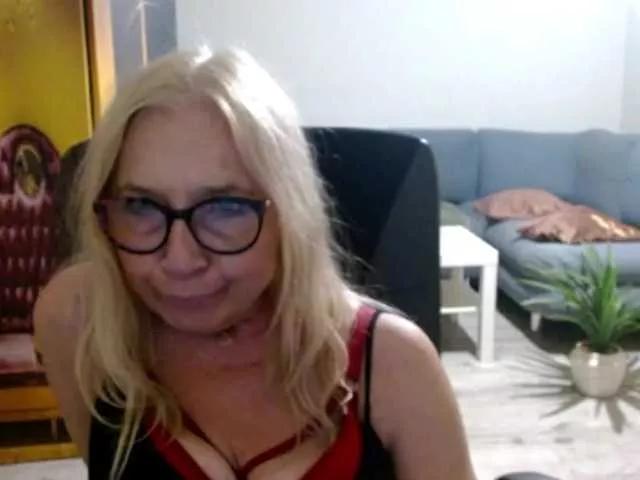 Discover our girls online shows and discover the company of countless livestreamers, with stunning shapes, sex toys and more.