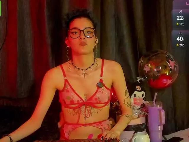 Discover our girls online shows and discover the company of countless livestreamers, with stunning shapes, sex toys and more.