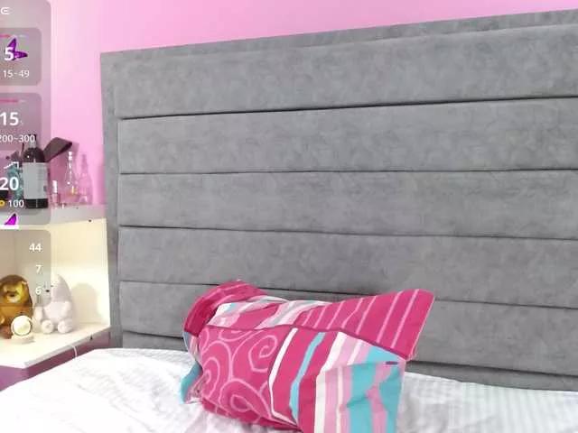 Discover our girls online shows and discover the company of countless livestreamers, with stunning shapes, sex toys and more.