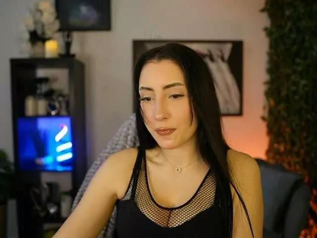 Discover our girls online shows and discover the company of countless livestreamers, with stunning shapes, sex toys and more.