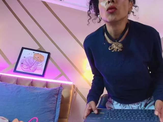 Discover our girls online shows and discover the company of countless livestreamers, with stunning shapes, sex toys and more.
