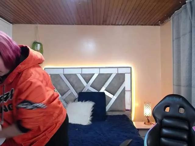 Discover our girls online shows and discover the company of countless livestreamers, with stunning shapes, sex toys and more.