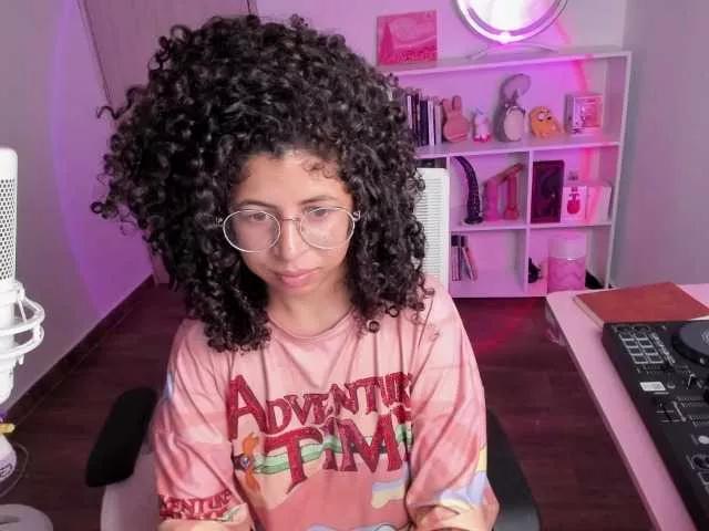 Discover our girls online shows and discover the company of countless livestreamers, with stunning shapes, sex toys and more.