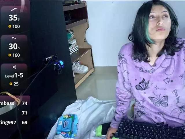 Discover our girls online shows and discover the company of countless livestreamers, with stunning shapes, sex toys and more.