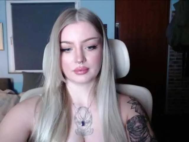 Discover our girls online shows and discover the company of countless livestreamers, with stunning shapes, sex toys and more.