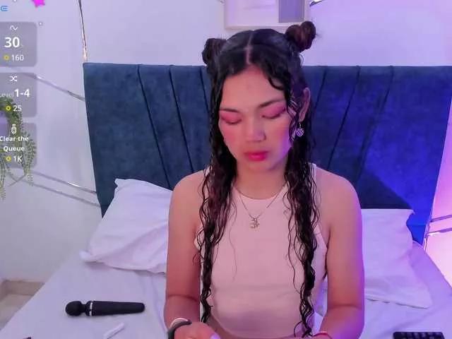 Discover our girls online shows and discover the company of countless livestreamers, with stunning shapes, sex toys and more.