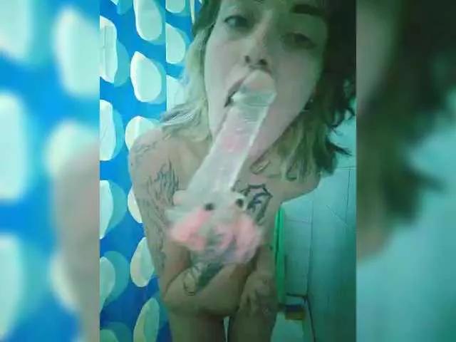 Discover our girls online shows and discover the company of countless livestreamers, with stunning shapes, sex toys and more.