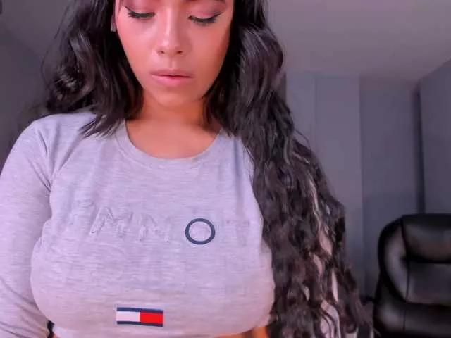 Discover our girls online shows and discover the company of countless livestreamers, with stunning shapes, sex toys and more.
