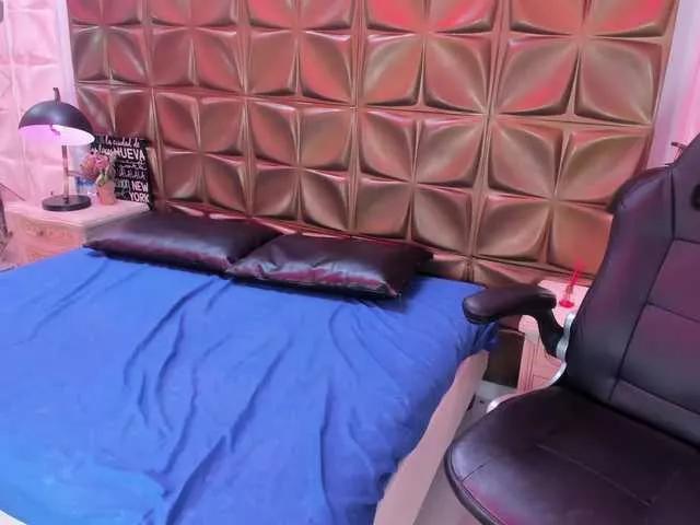 Discover our girls online shows and discover the company of countless livestreamers, with stunning shapes, sex toys and more.