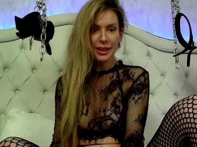 Discover our girls online shows and discover the company of countless livestreamers, with stunning shapes, sex toys and more.