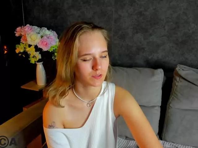 Discover our girls online shows and discover the company of countless livestreamers, with stunning shapes, sex toys and more.